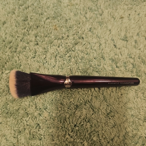 Anisa Beauty Pinnacle Foundation brush - Picture 1 of 2